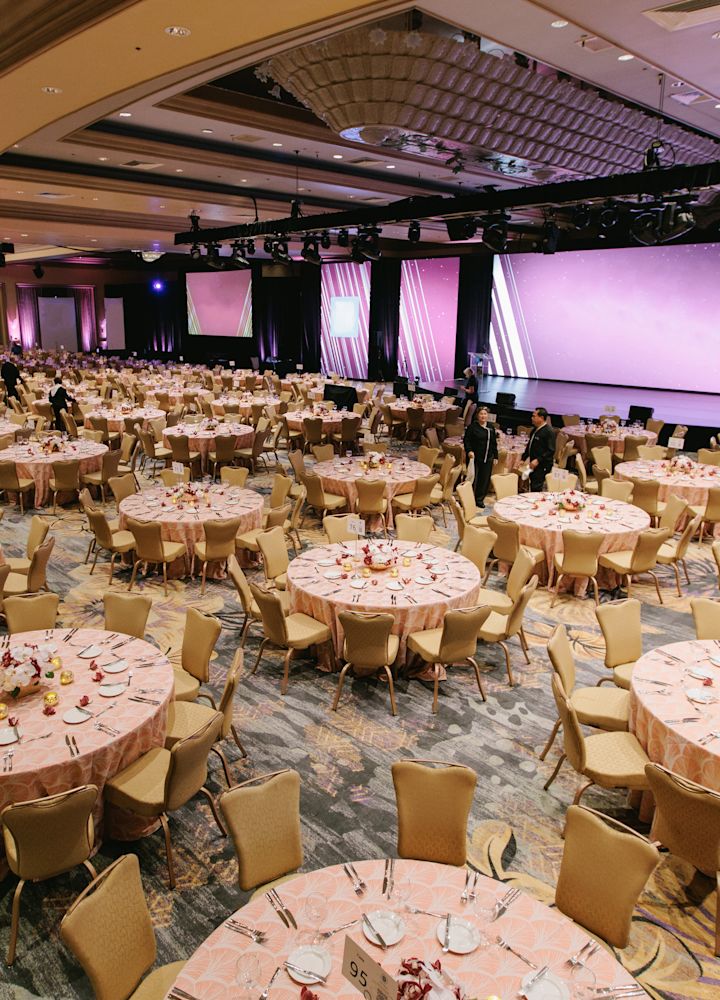 Ballsaal "Haleakal" mit Tischen und Stühlen