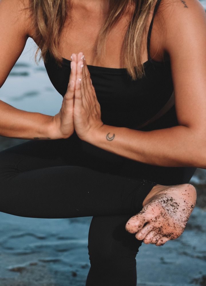 wanita dalam pose yoga