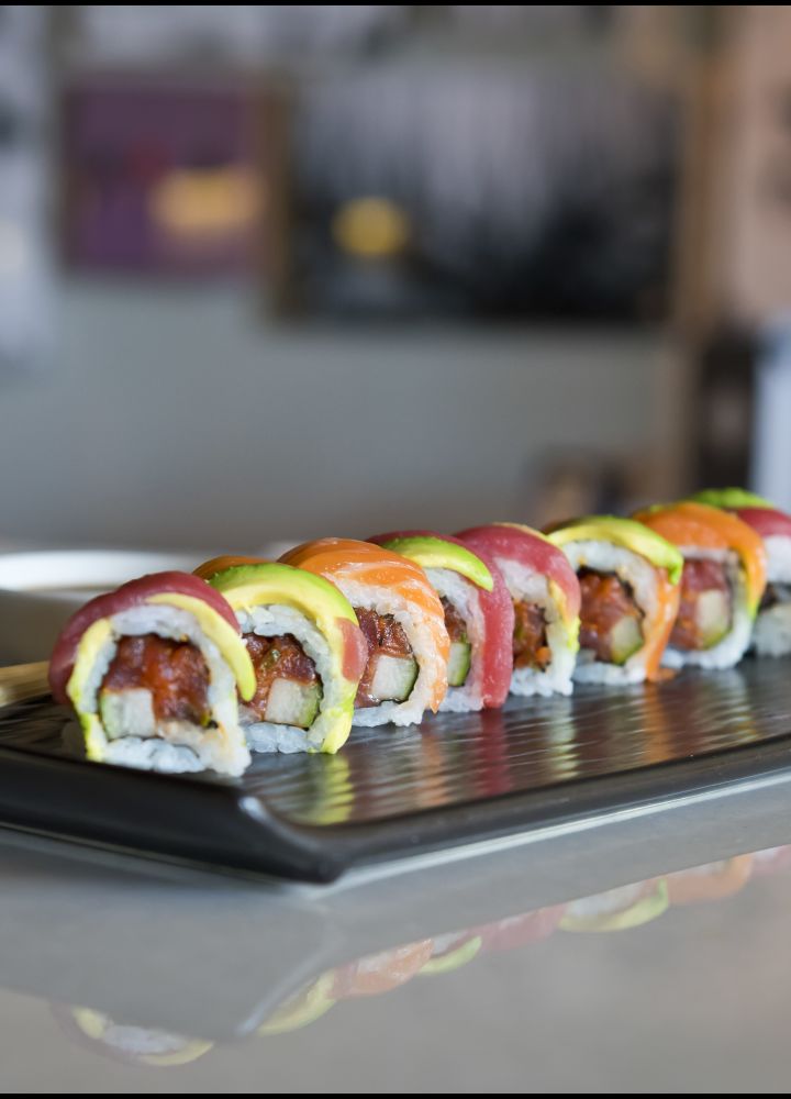 Sushi sur une assiette au restaurant Zeta Asia