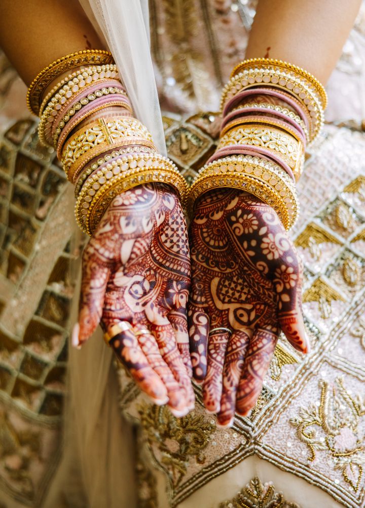 mains ouvertes avec tatouages au henné