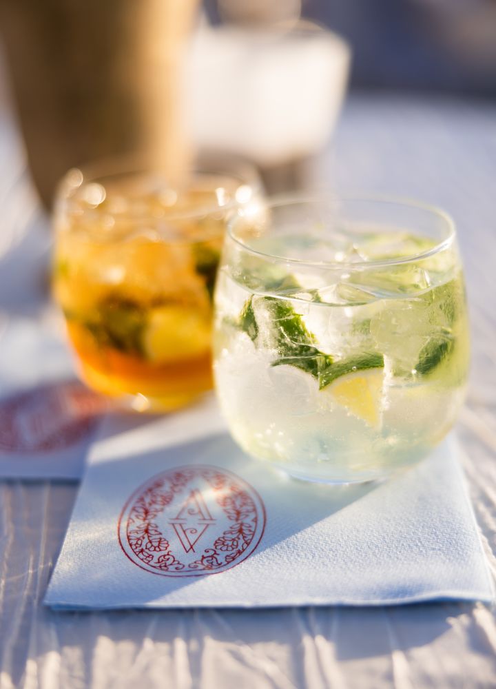 deux boissons assises sur des serviettes