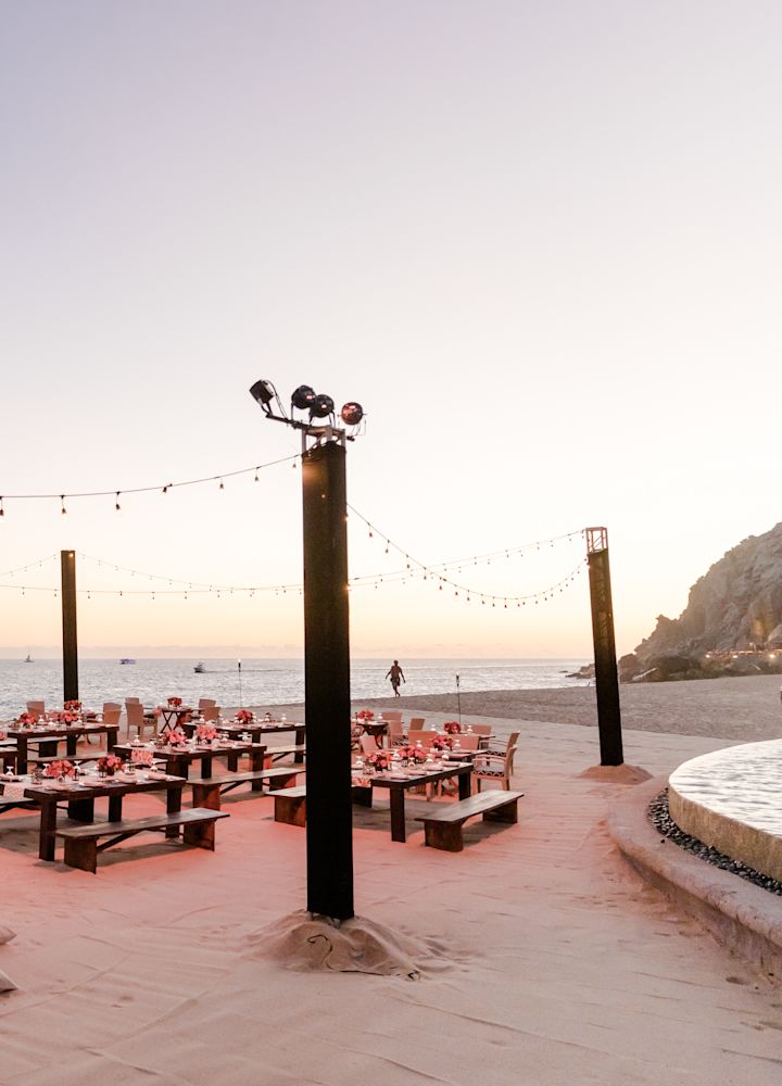 Sala de estar al aire libre con mesas y sillas