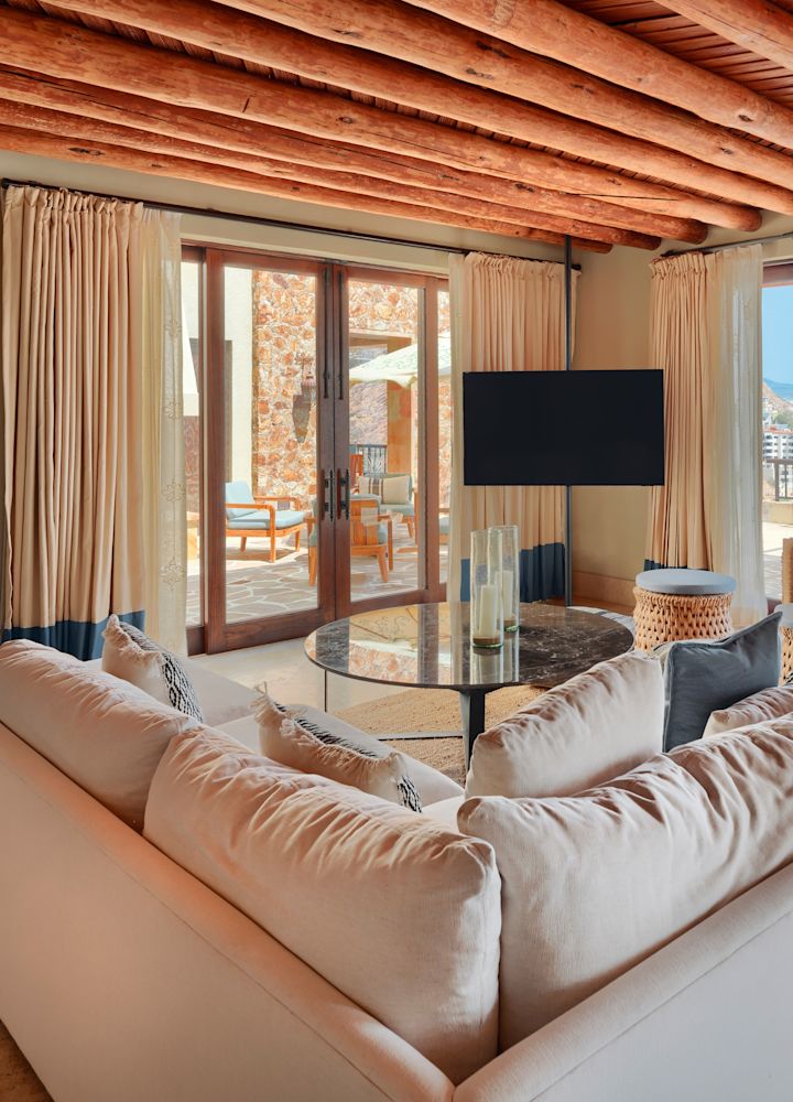 Cameră de zi într-o casă privată pedregală