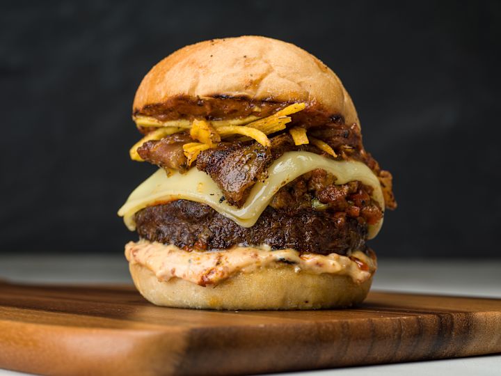Burger na dřevěné desce