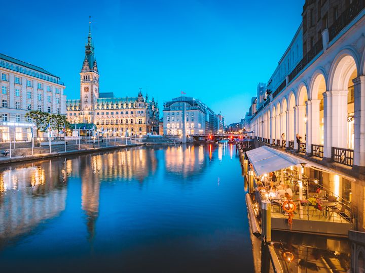 Vista notturna del fiume con ristoranti sul lungofiume