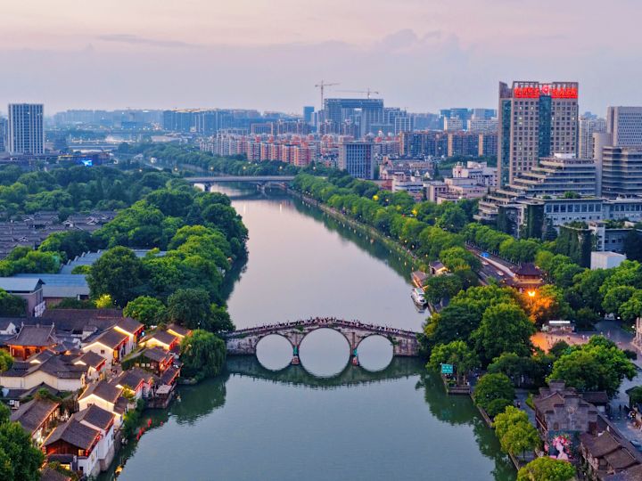 Der Beijing-Hangzhou Grand Canal ist der längste künstliche Wasserweg der Welt und erstreckt sich etwa 1.794 Kilometer von Peking nach Hangzhou.