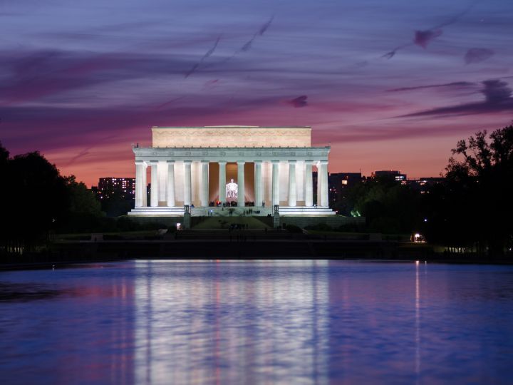 Washington DC, Estados Unidos: Monumento a Abraham Lincoln por la noche