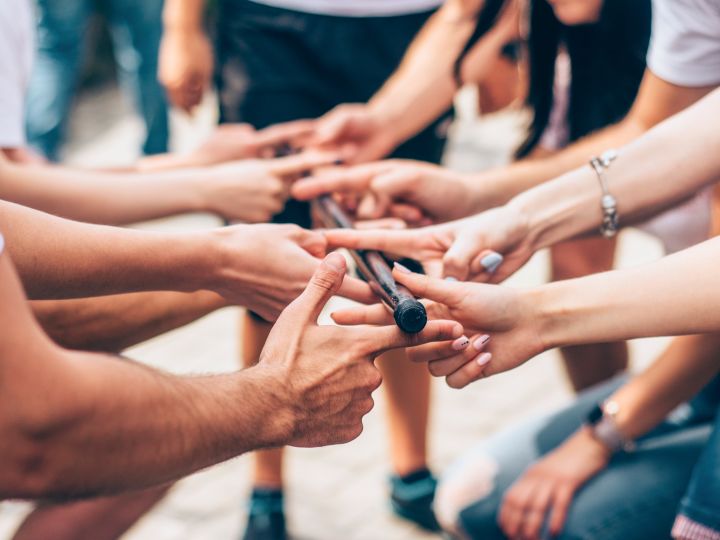 チームビルディングイベントのためにポールを握る手のクローズアップ