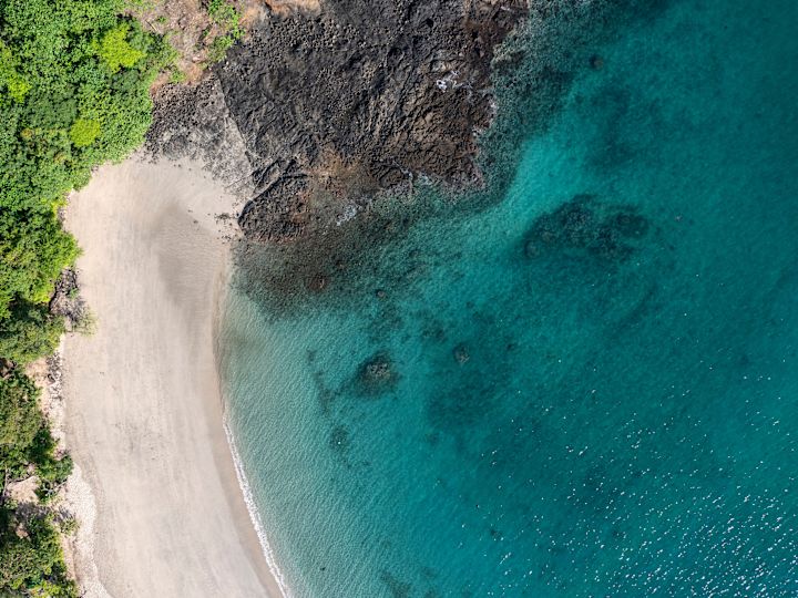 Vue aérienne de la plage et de l'océan