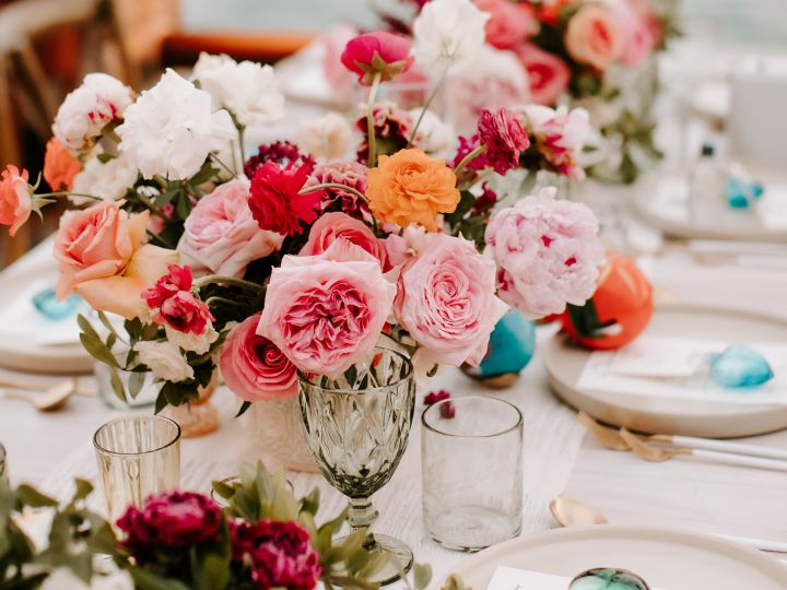 Blumen auf dem Tisch mit Geschirr