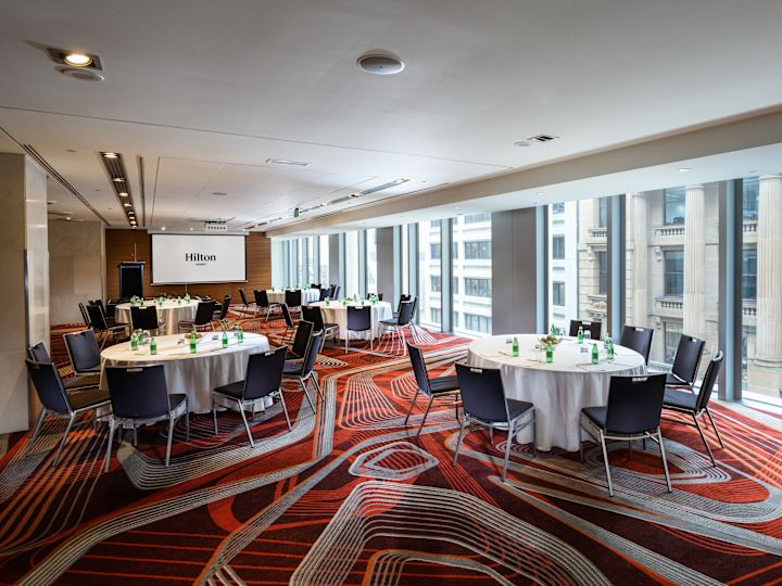 salle de réunion, tables de réception rondes, vue de la ville depuis la fenêtre