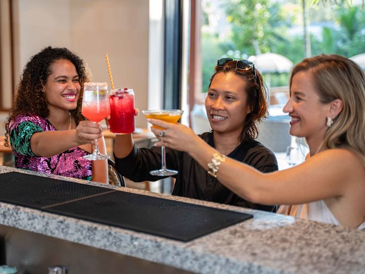 Tiger Bite에서 음료를 마시는 여성