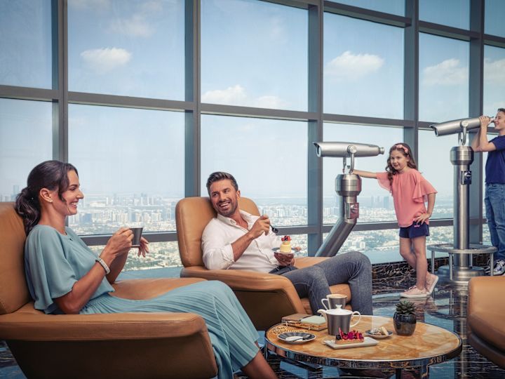 Les personnes profitent de la vue sur la terrasse d'observation de 300