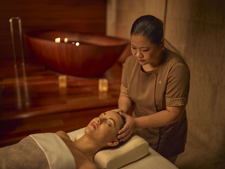 실내 가운을 입고 스파 복도를 따라 걷는 여성