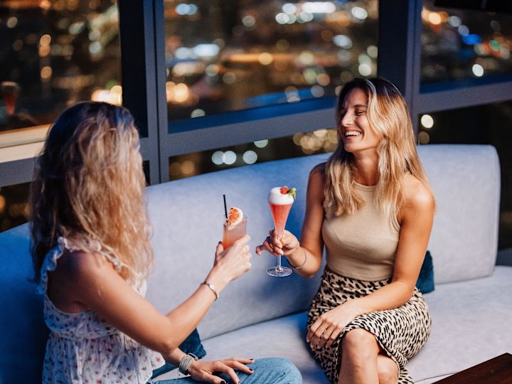 Deux femmes au Rays Bar for Ladies Night