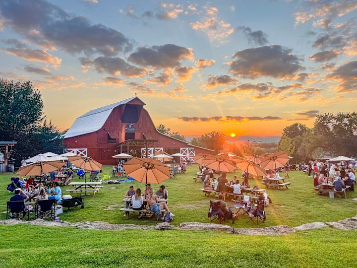 Persone che hanno un picnic al tramonto ad Arrington, Tennessee