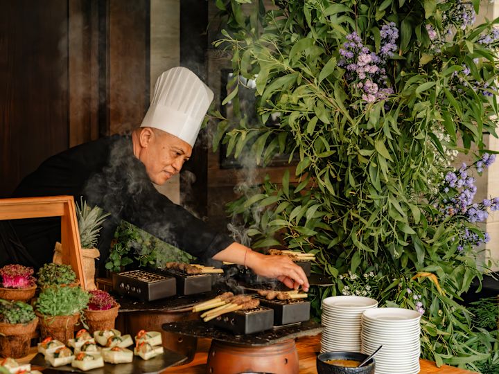 Szef kuchni przygotowuje jedzenie na wydarzenie na świeżym powietrzu
