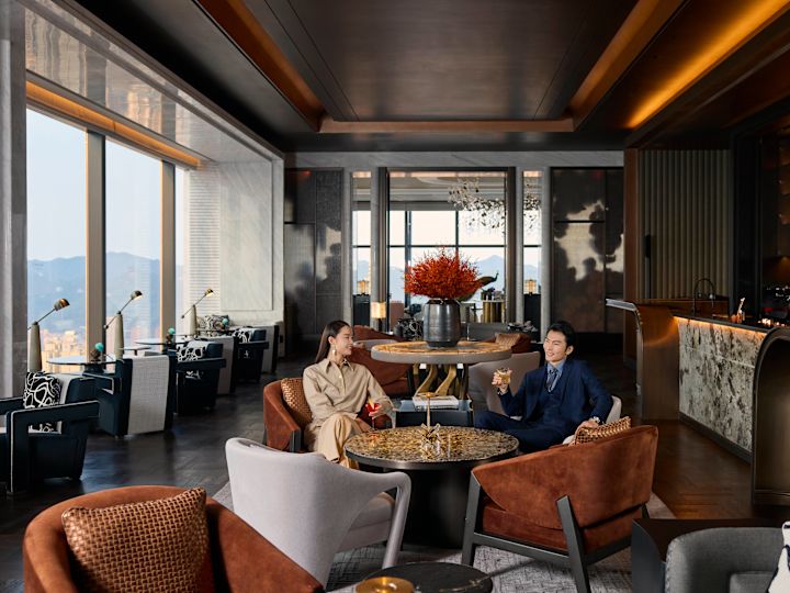 Geniş Pencereli bir Restoranda İçkisi Olan Çift