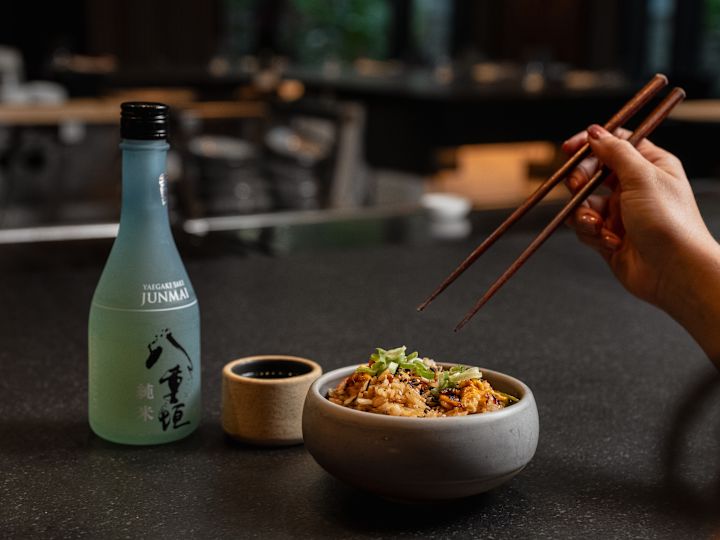 Panier Kengai avec une personne sur le point de ramasser de la nourriture avec des baguettes