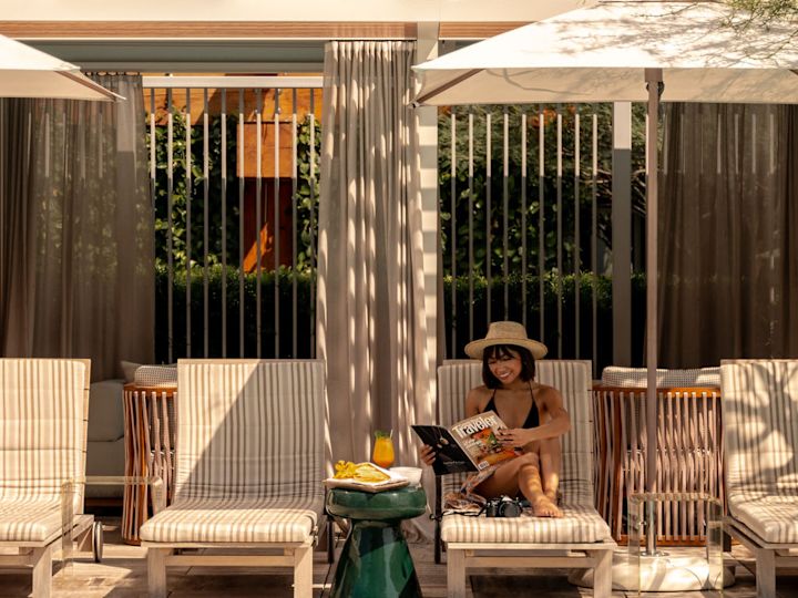 Hóspedes desfrutando da piscina