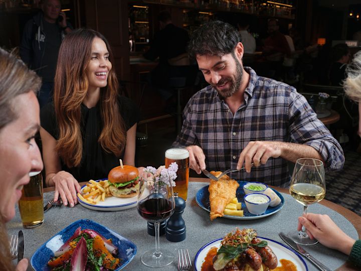 Blue Boar Pub, tamu bersantap, entree santap malam, gelas anggur, segelas bir