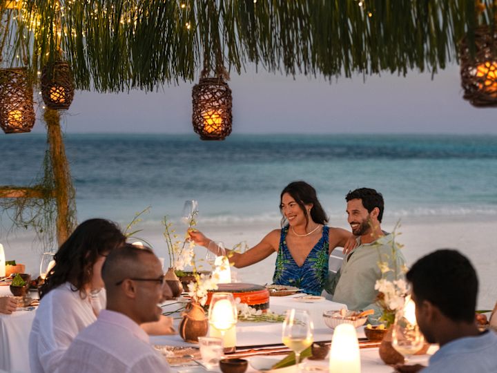 ビーチのレストランでお食事をする人々