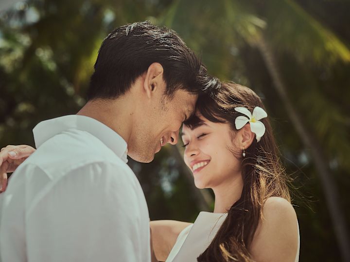 Un homme portant une chemise et une fille avec une fleur dans ses cheveux