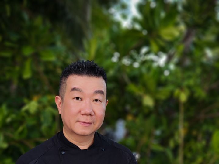 Chefkoch Jereme Leung hält eine Vorspeise