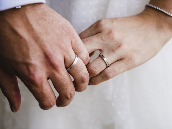 Hochzeitspaare mit Händen und Ringen