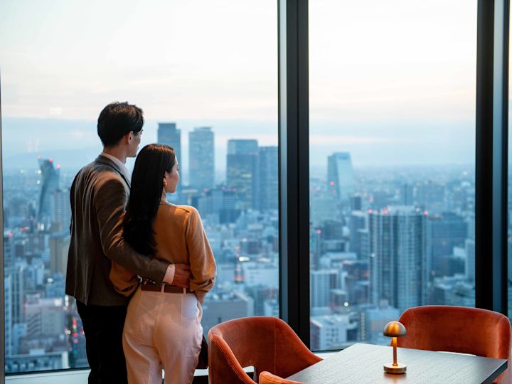 Paar mit Blick auf die Stadt von der Lounge-Bar