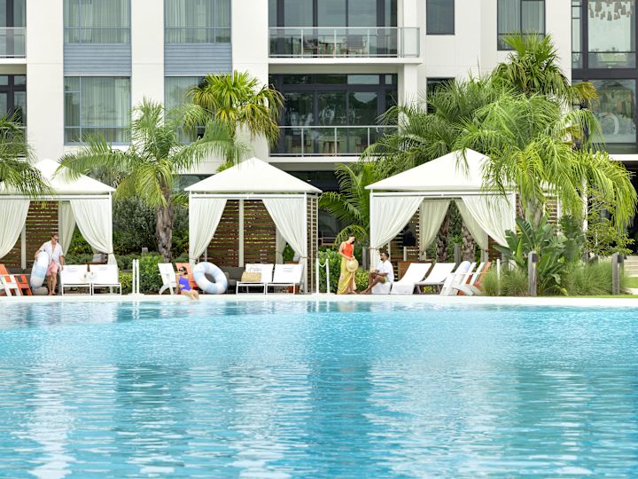 Dua Pasangan Menikmati Cabana di tepi Kolam Renang