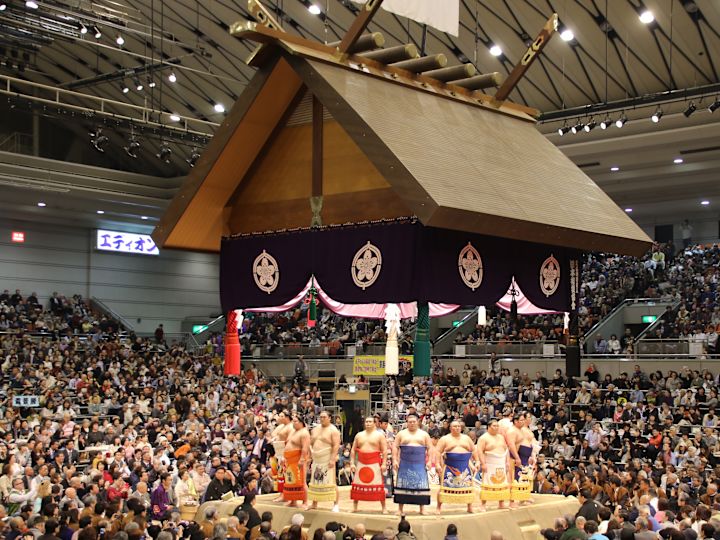 dav lidí, kteří se účastní události Sumo Wrestling