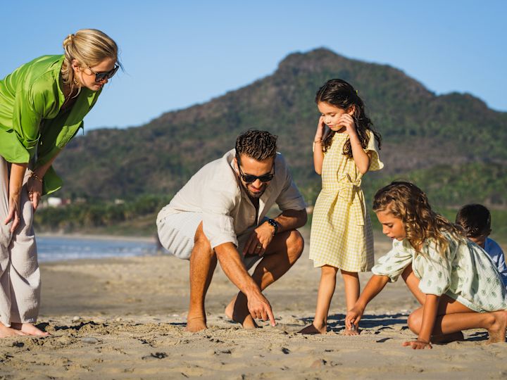 Familj som leker på stranden