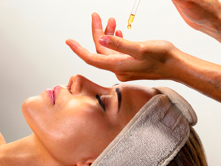 Una donna che si gode il viso alla spa