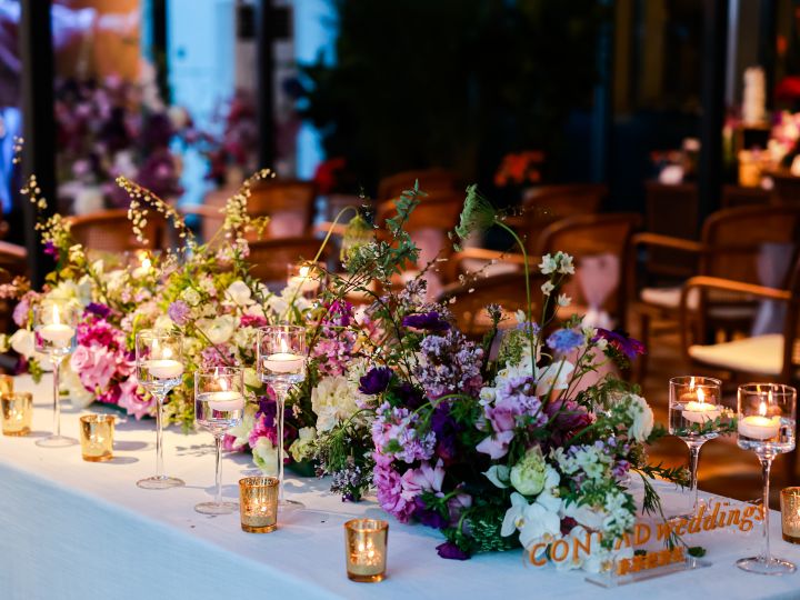 Disposición de mesa de bodas floral con velas
