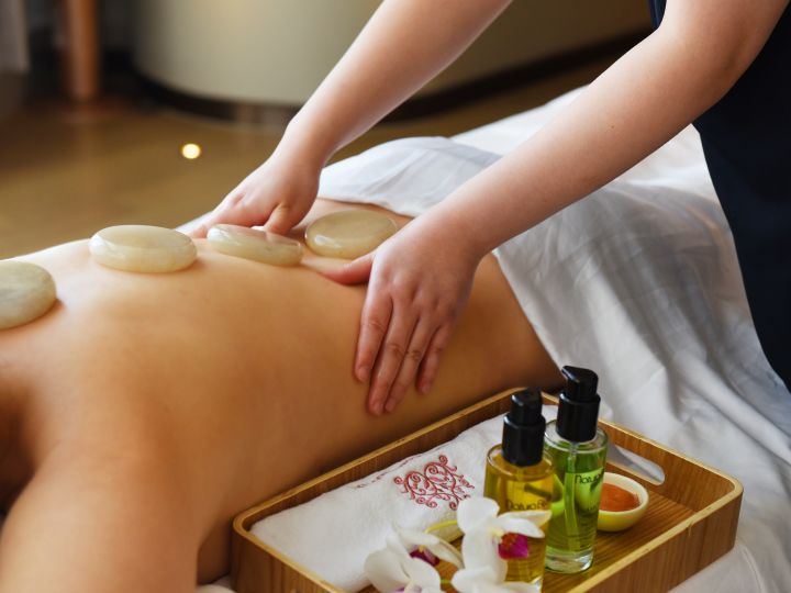 Femeie care primește tratament spa