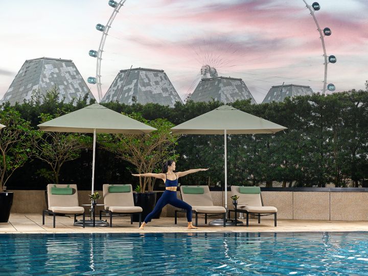 Yoga am Swimmingpool