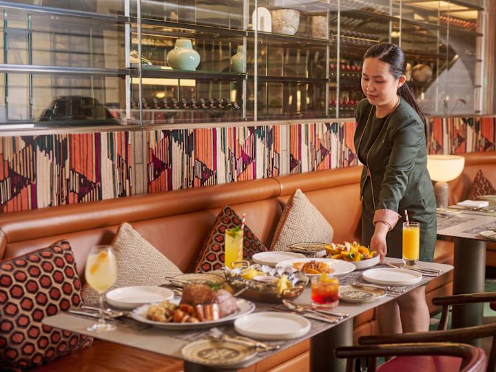 Un cameriere che serve cibo su un tavolo al ristorante Basilico