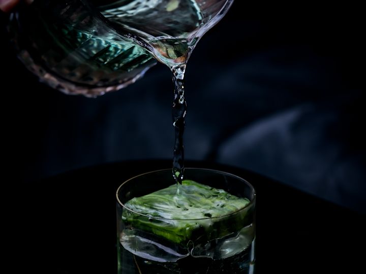 drink being poured in Manhattan Bar