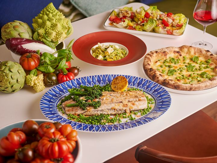 Masă colorată așezată pe o masă de lemn