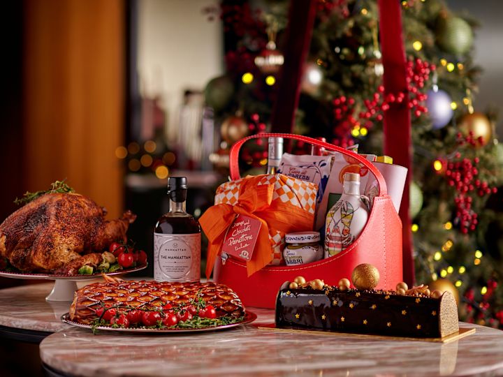 cadeaux sur une table avec un arbre de noël en arrière-plan