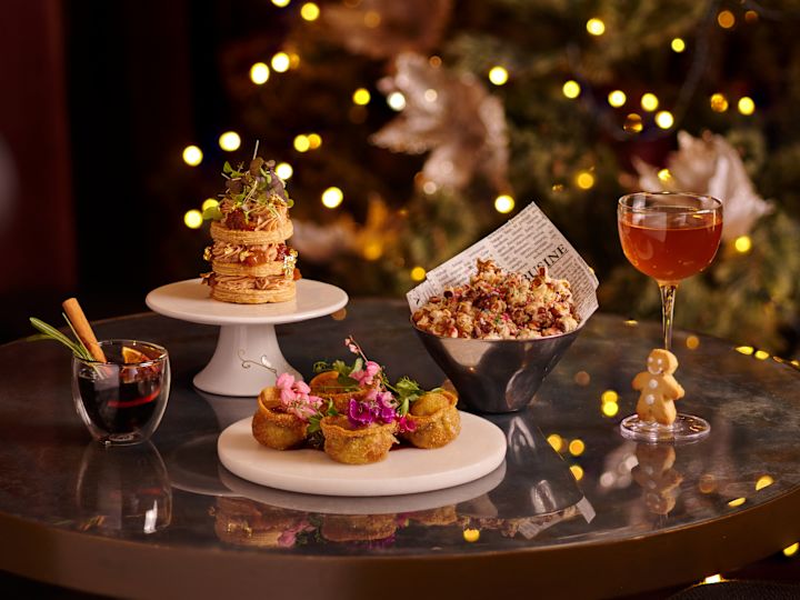plusieurs assiettes de nourriture avec un arbre de noël en arrière-plan