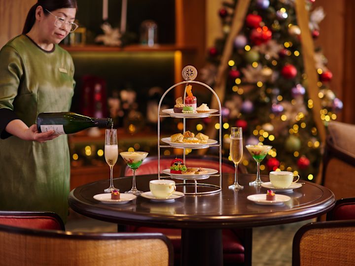 nourriture de noël sur une table avec un arbre en arrière-plan