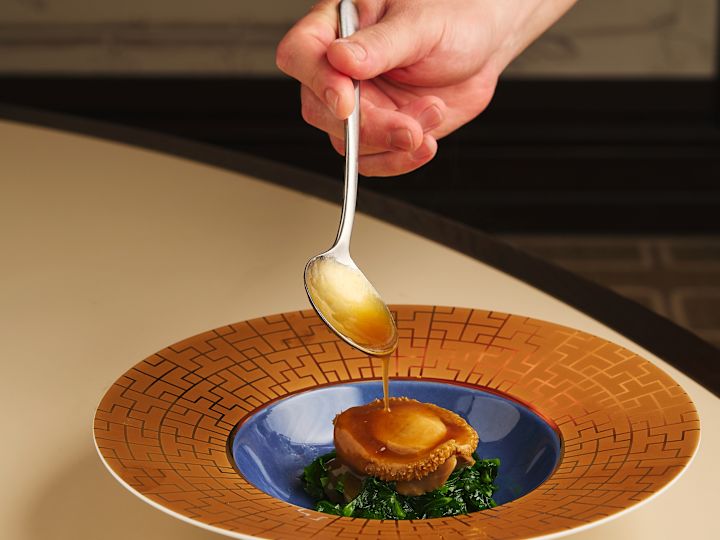 Şef kaşık sosunun tabağa konulduğu Yazlık Saray resmi