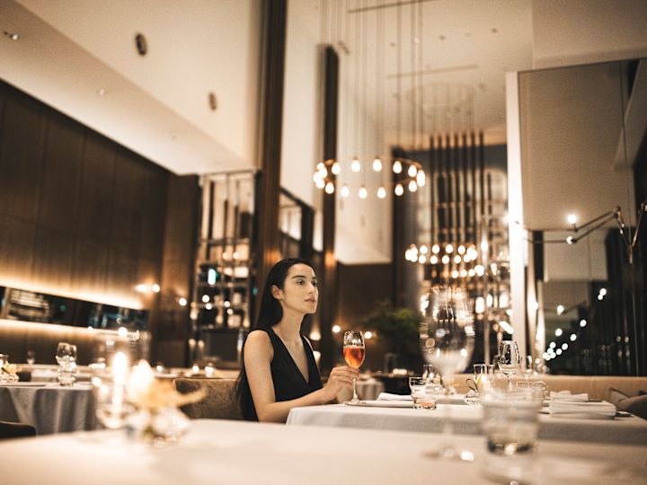 แขกกําลังดื่มไวน์ในห้องอาหาร Collage