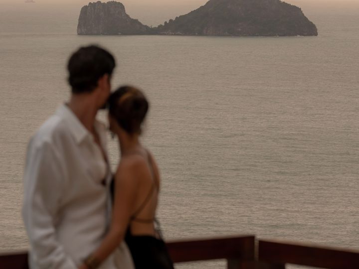 Dvojice na terase restaurace Jahn si vychutnává panoramatický výhled na Thajský záliv