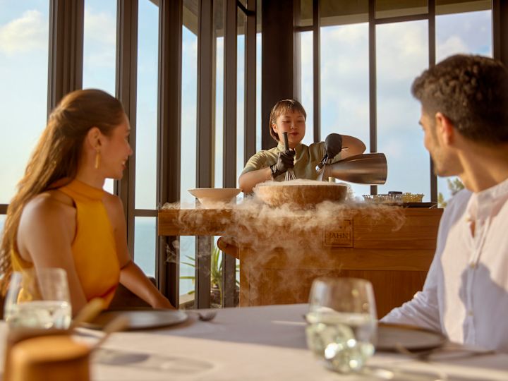 Membre du personnel s'occupant d'un homme et d'une femme dans le coin détente du restaurant