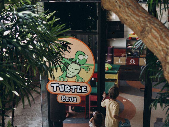 Mama si fiica intrand in clubul țestoaselor pentru copii