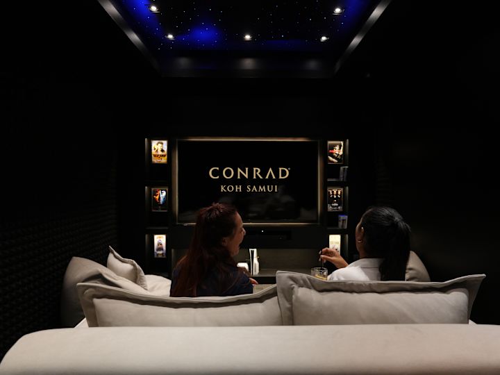 Două femei luând masa la Lounge-ul Starlight