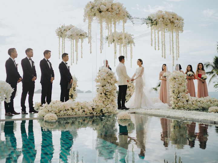 Gli ospiti di un matrimonio all'aperto